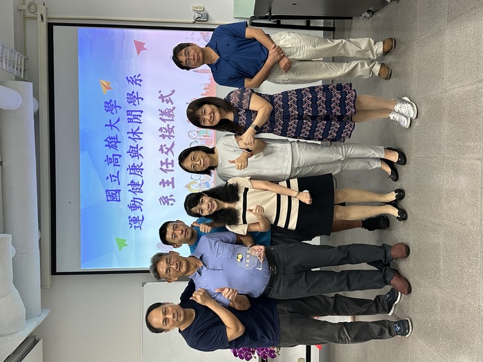 本系第12任系主任交接儀式 新任主任：吳佩芳教授 卸任主任：張志成教授圖片